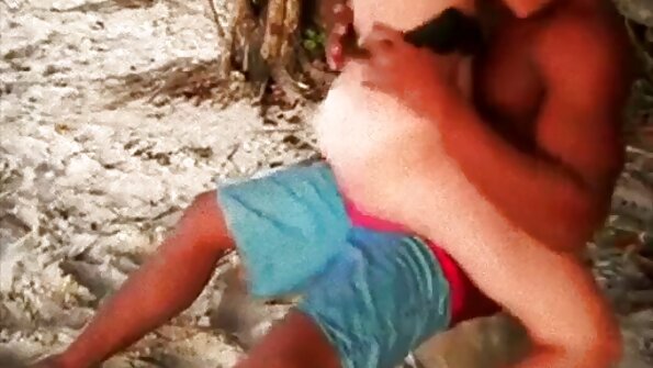 Арабська теличка вилизує жопу порно відео за гроші хлопцю.