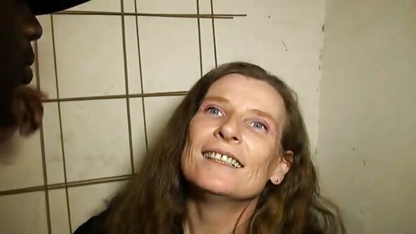 Брюнетка з відео порно круглою попкою трохи подразнила чоловіка, щоб той обійшовся з її кицькою жорсткіше.