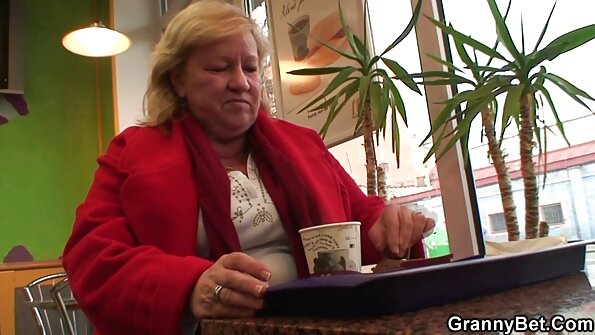 Грудаста соска не слухається чоловіка, і він порно відео в магазині її за це дрючить своїм стояком, як профурсетку.