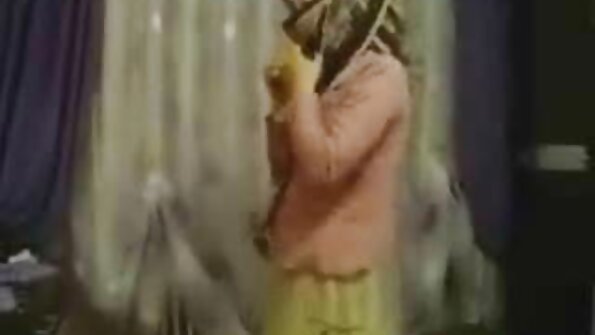 Жорстка ебля в два хуя чужої дружини повії в секс порно відео місіонерській позі.
