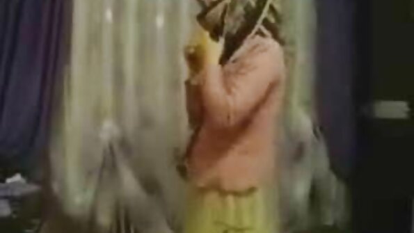 Жорстка ебля в два хуя чужої дружини повії в секс порно відео місіонерській позі.