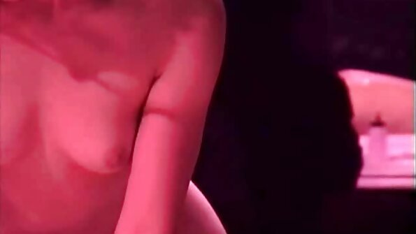 Милашка з довгими красивими секс відео безкоштовно ногами трахкає себе в писю секс іграшкою.