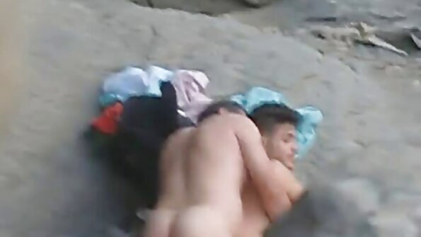 Анальний відео ххх секс в джакузі з красивою білявкою з пляжу.