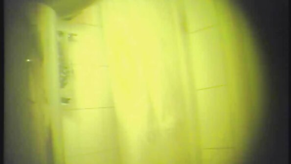 Домашній секс із молодою білявкою відео з порно посеред надувного басейну.