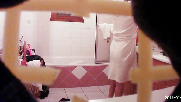 Помившись у ванній, дамочка вирушила на хер до безкоштовне порно відео свого громадянського чоловіка.