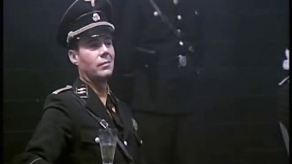 Російська брюнетка знову прно відео дражниться в мережі анальною мастурбацією.