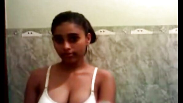 Темпераментна італійка вручила чоловікові самотик, щоб реальне порно відео подрочив їй вагіну.