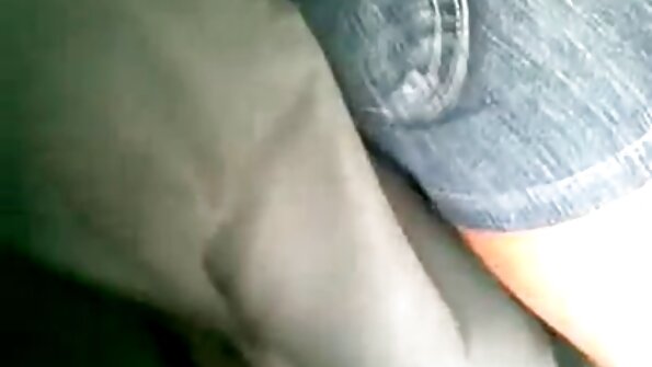 Повія перший секс відео в рваних колготках робить аматорський відсмоктування, одночасно насаджуючись пілоткою на самотик.