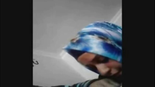 Дівчина в окулярах робить секс відео вібратор мінет хлопця в кімнаті гуртожитку.