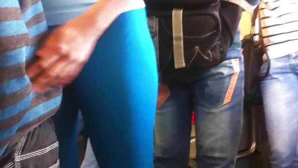 Домашні розваги секс відео з білявкою з силіконовими грудьми у позі 69.