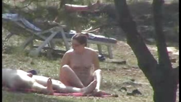 Худа дитина побалувала саму себе руське порно відео стриптизом і мастурбацією.