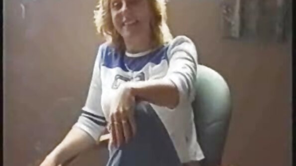 Брюнетка ковтає сперму, відсмоктуючи великий білий порно відео з тваринами член із пов'язкою на очах.