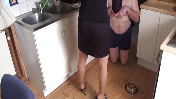 Вставляю член в м'ясисту попку своєї дівчини відео секс з мамою і кінчаю в рот.