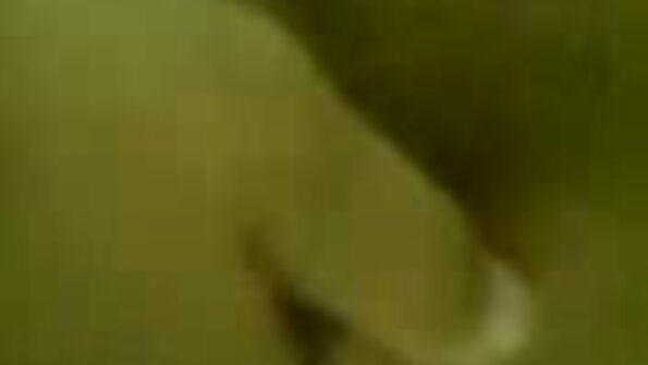 Наречена в білих панчохах попросила нареченого відео секс в школі потренуватися перед першої шлюбної ночі.