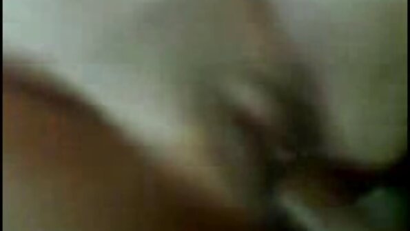 Побачення у ванній кімнаті з відео про секс порно худою красунею з маленькими грудьми.